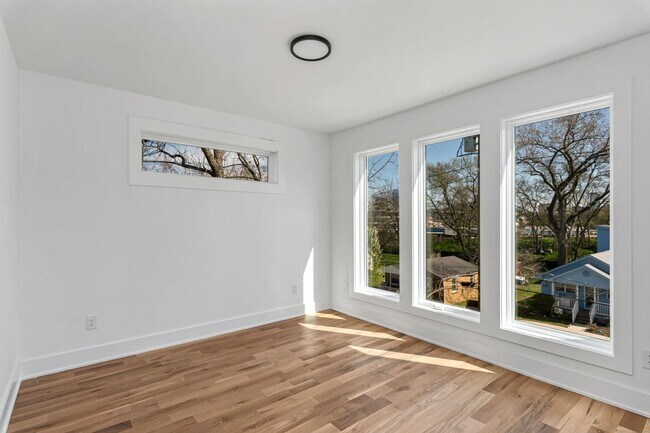 Building Photo - Stunning 4 Bedroom Home w/ Rooftop Deck Close to Downtown Nashville