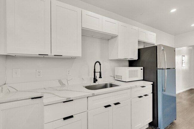 Building Photo - 810 Otis Pl NW