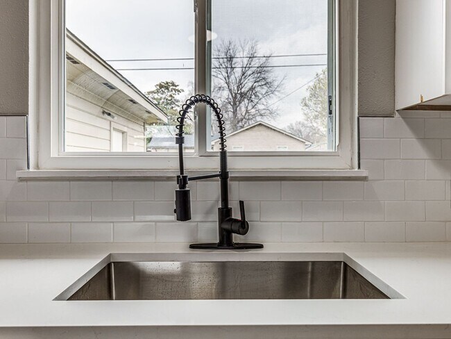 Building Photo - Newly remodeled home