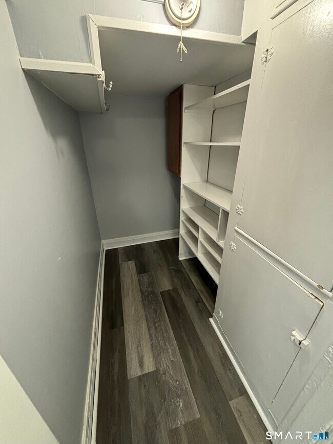 Building Photo - 409 Main St