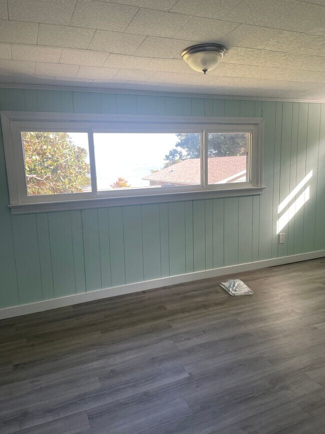 Building Photo - Long term rental with Sound views!