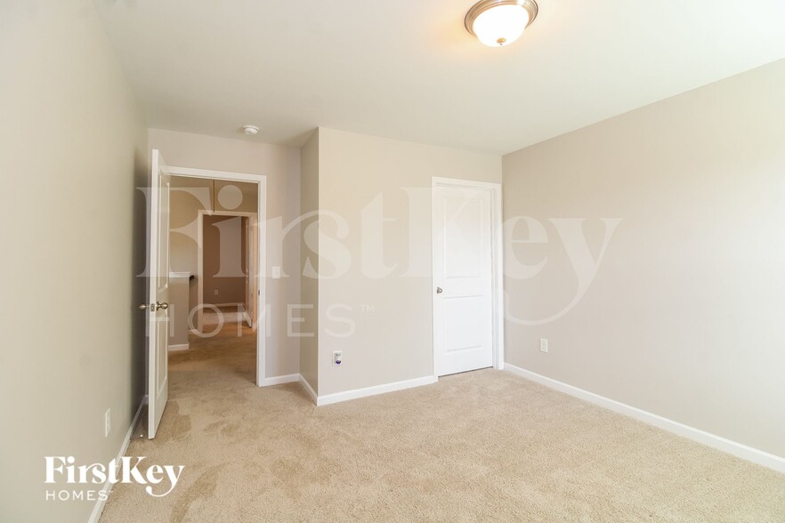 Building Photo - 1833 Ridge Creek Dr