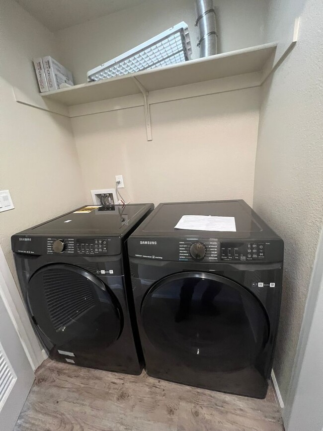 Building Photo - UNFURNISHED - GATED - NO YARD TO MAINTAIN ...