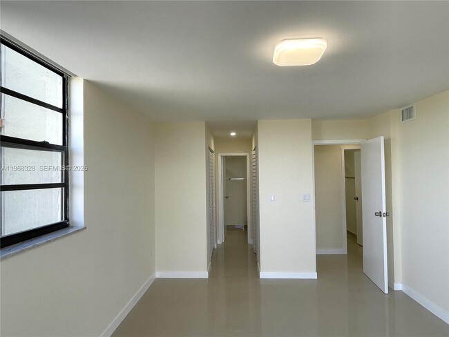 Building Photo - 16851 NE 23rd Ave