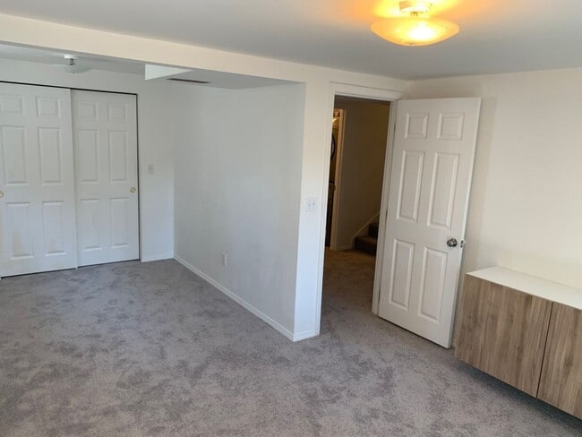 Building Photo - Beautiful and spacious 3 bed + office area...