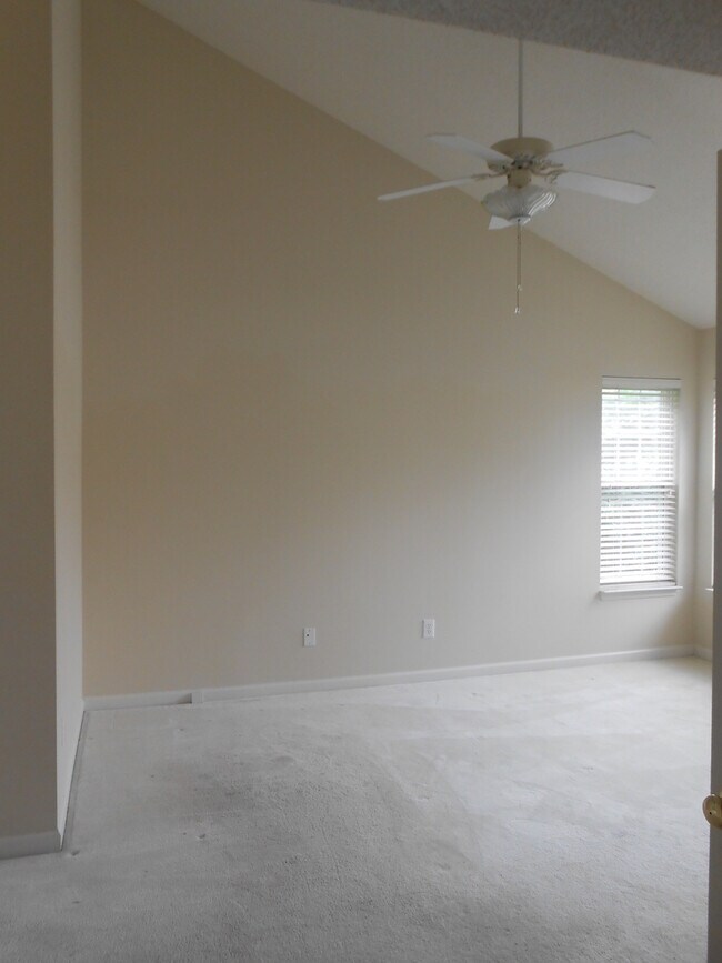Building Photo - 3404 Crimson Wood Dr