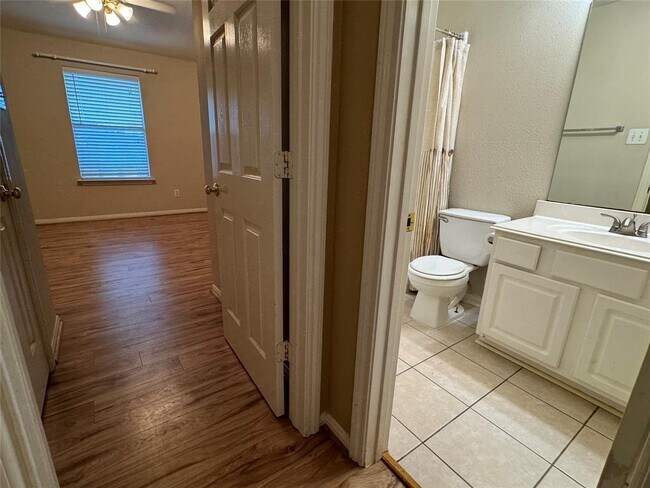 Building Photo - 3335 Southdown Dr