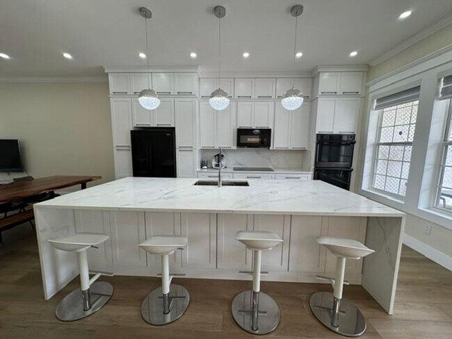 Building Photo - 4 Bedroom fully renovated Townhome in the Main Village of Celebration