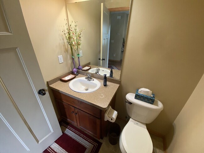Building Photo - Roomy four-bed three-bath Townhome in Lino...