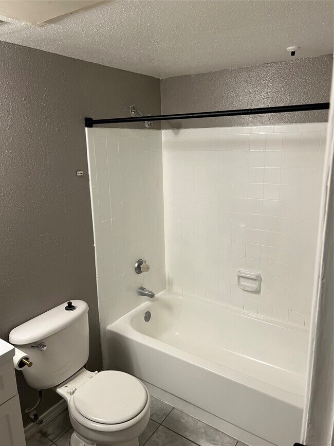 Building Photo - 3900 Woodchase Dr