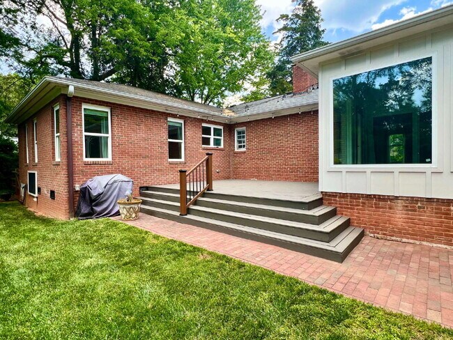 Building Photo - LUXURIOUS LANSDOWNE RETREAT!