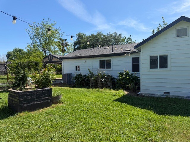 Building Photo - 10861 Live Oak Rd