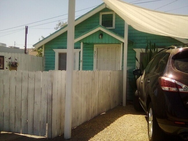 Building Photo - 805 Oildale Dr