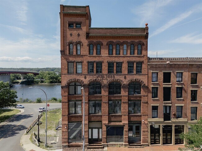 Building Photo - 155 River St