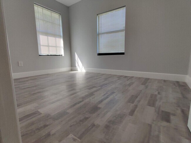 Building Photo - 1316 W 32nd St