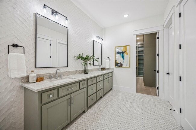 Building Photo - 431 W 30th St