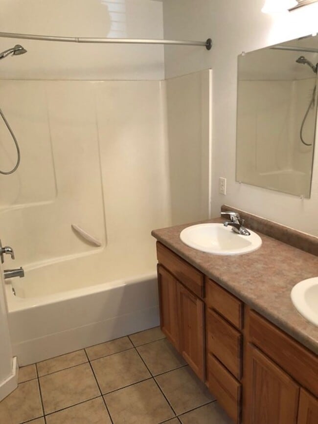 Building Photo - Spacious 3-Bedroom Condo in Belgrade – Gre...