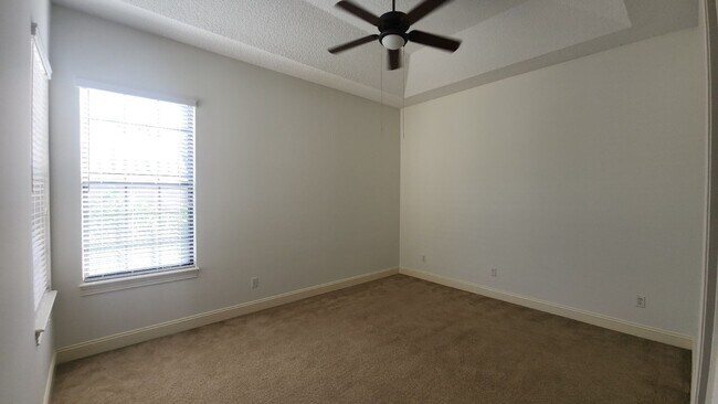 Building Photo - Huge 3 Bed 2.5 bath Home in Palencia- Main Bedroom downstairs plus Upstairs Efficiency