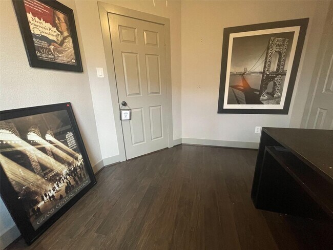 Building Photo - 9602 Top Gallant Ct