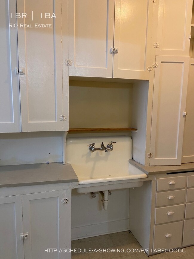 Building Photo - Vintage apartment located in Capitol Hill!
