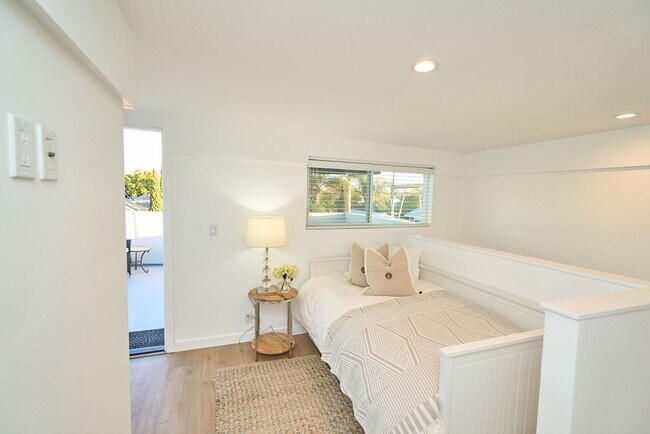 Building Photo - FURNISHED Modern One Bedroom+Loft Coronado! In Unit W/D! AC! Assigned Parking!