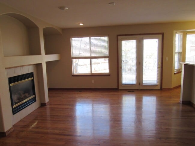 Building Photo - Spacious 5 bedroom home in Hunters Glen
