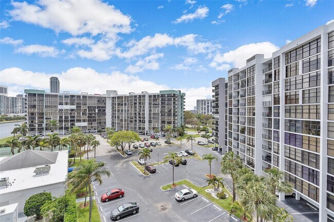 Building Photo - 600 Parkview Dr