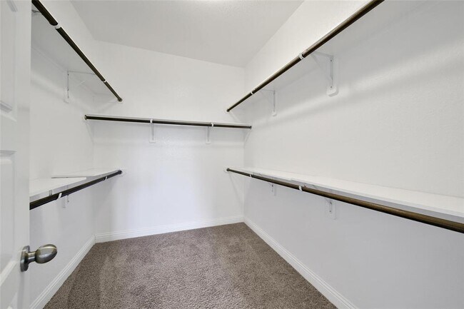 Building Photo - 18323 Parkview Point Dr