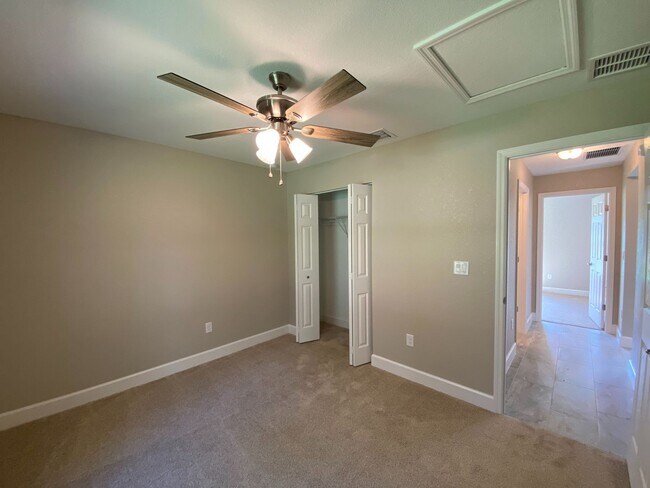Building Photo - Desirable SW Ocala Neighborhood 3/2/2 **Wo...