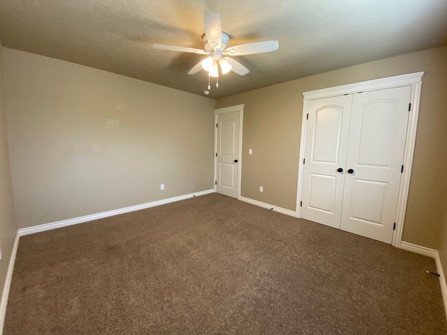 Building Photo - Lawn Care included!  4 bed 2.5 bath Neighb...