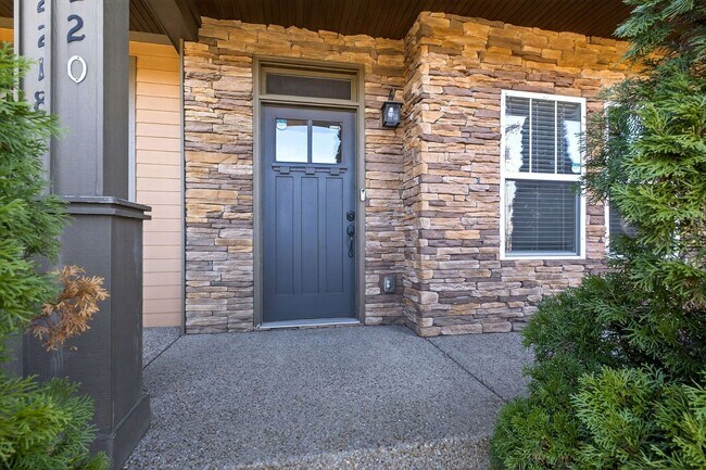 Building Photo - Great Location!