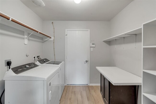 Building Photo - 24422 Lakecrest Village Dr