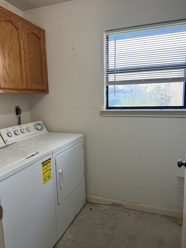 Building Photo - 326 Elm Dr