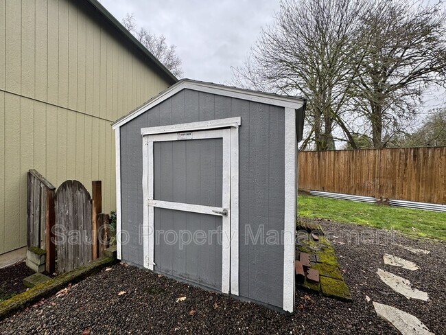 Building Photo - 741 SE Camellia Ct