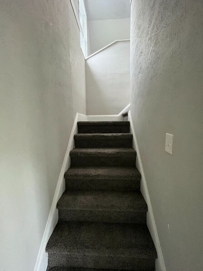 Building Photo - Three bedroom one bathroom single family home for rent MOVE IN SPECIAL - HALF OFF FIRST MONTHS RENT