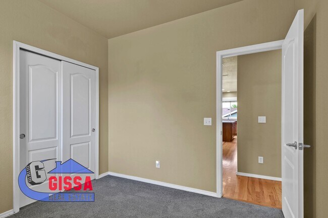 Building Photo - Beautiful ranch style home available to mo...