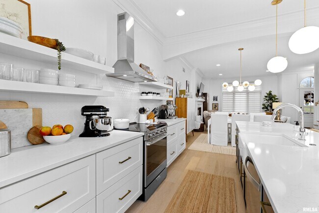 Building Photo - 824 W Moss Ave