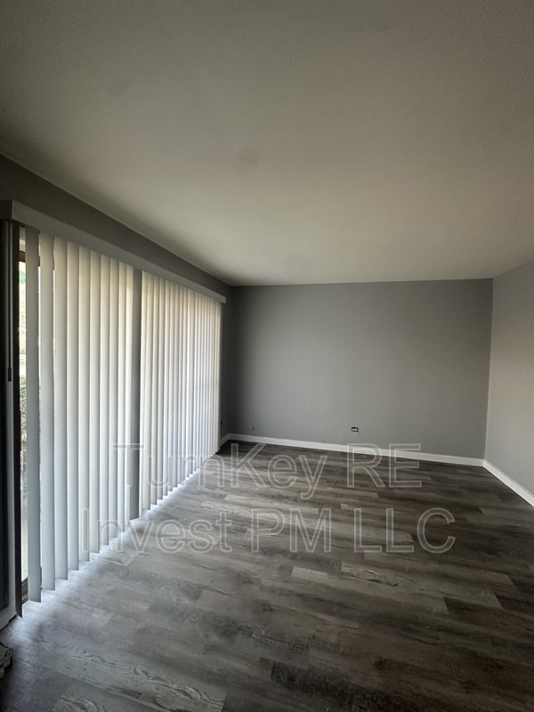 Building Photo - 1015 E 150th Pl