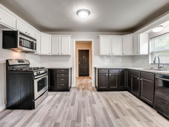 Building Photo - 3 bed, 2 bath home in Shawnee!