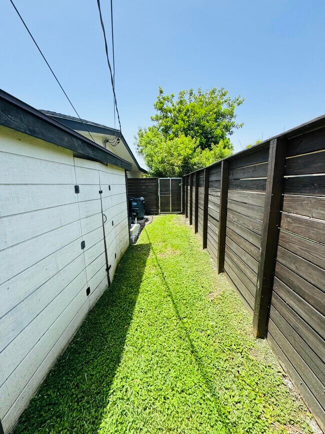 Building Photo - 2171 NE 62nd Ct
