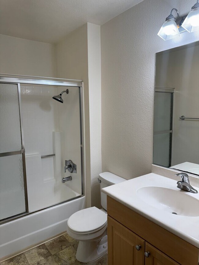 Building Photo - 2 bedroom 1 bathroom condo in Mirabella Point