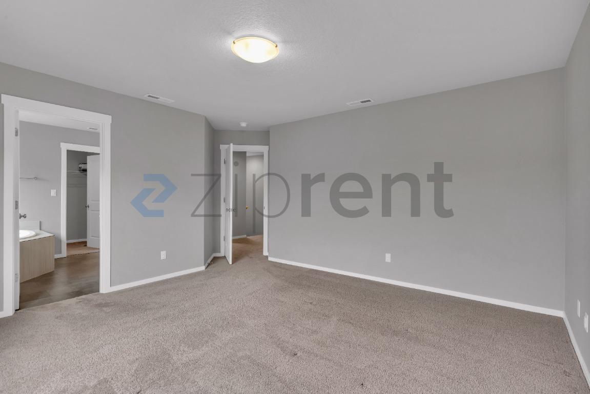 Building Photo - Unit
