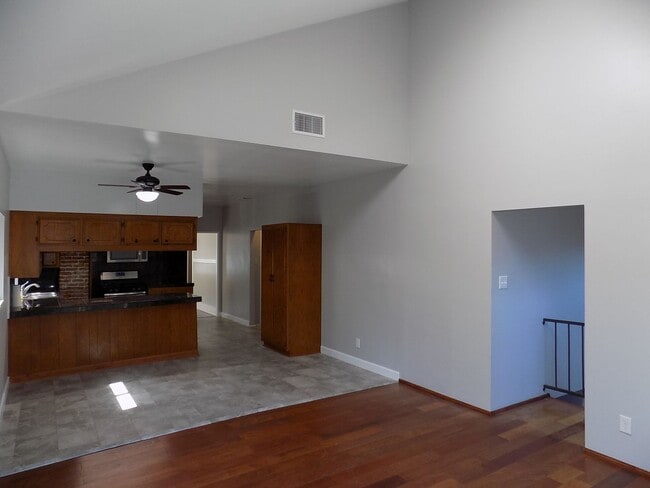 Building Photo - 3 Bedroom/2 Bathroom Craftsman | Master wi...