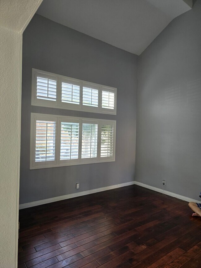 Building Photo - Beautiful Home in Corona for Lease