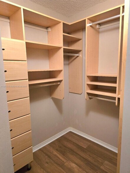Building Photo - 2082 Madeira Dr