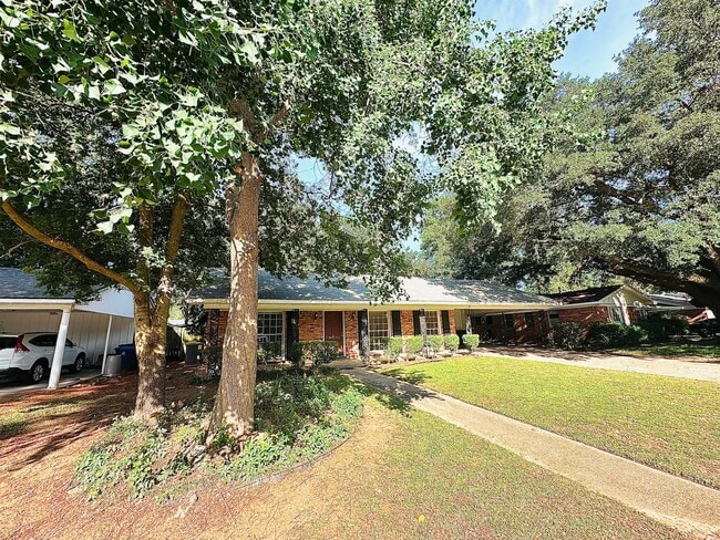 Building Photo - 2046 Shadywood Ln