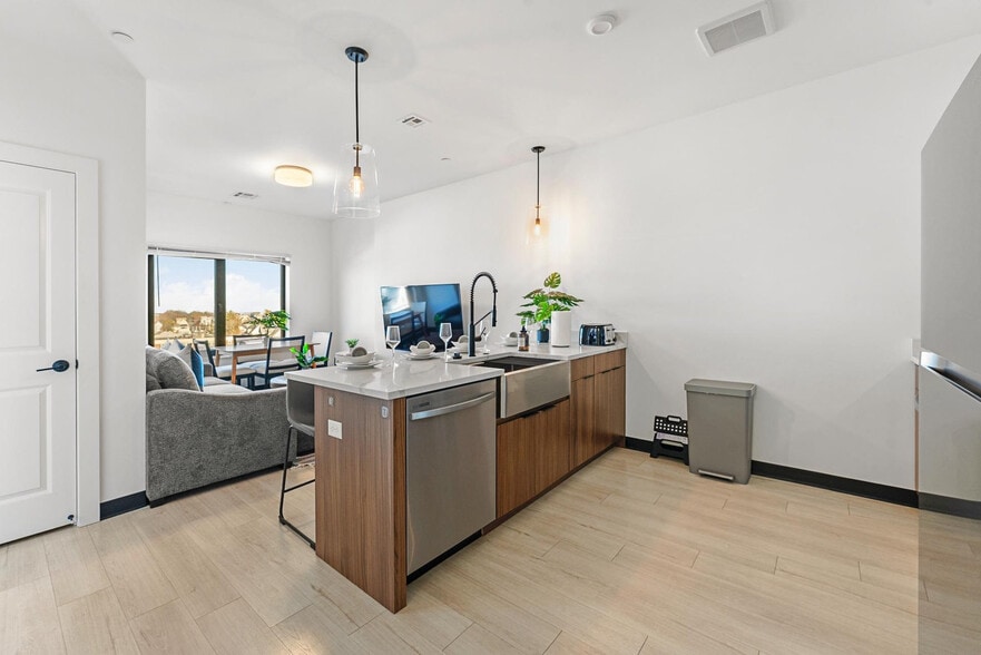 Building Photo - 600 Broadway-SI ID1240289P