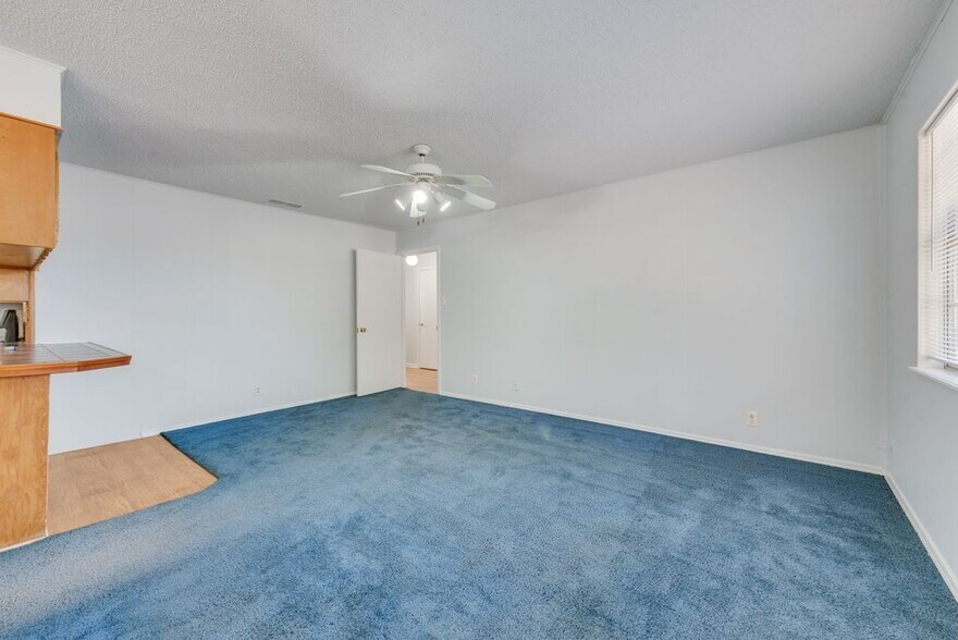 Building Photo - 1331 Crestview Dr