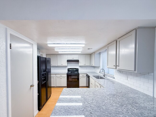 Building Photo - Beautifully Updated 4 Bedroom 2 Bathroom i...
