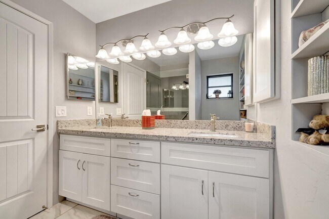 Building Photo - 10927 Dolphin Palm Ct